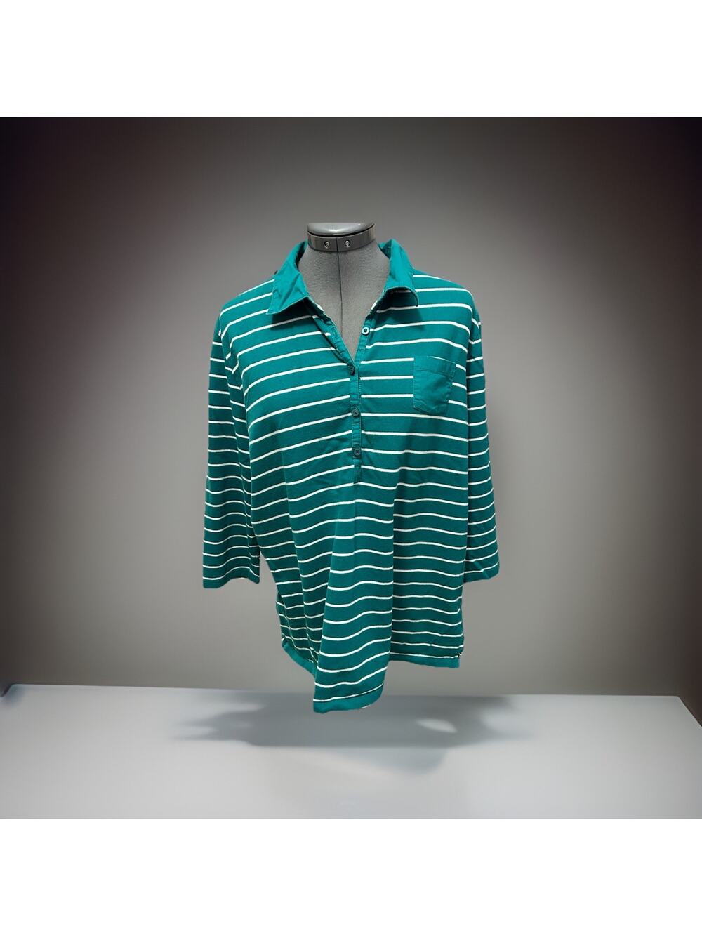 Women’s Pull Over Shirt By Basic Editions. Size 2xlrg